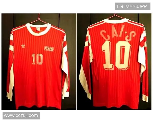 现役足球明星穿过的球衣背后故事与传奇瞬间揭秘 现役足球明星穿过的球衣背后故事与传奇瞬间揭秘